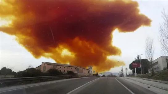 La nube tóxica después de una explosión en una empresa química La nube tóxica después de una explosión en una empresa química