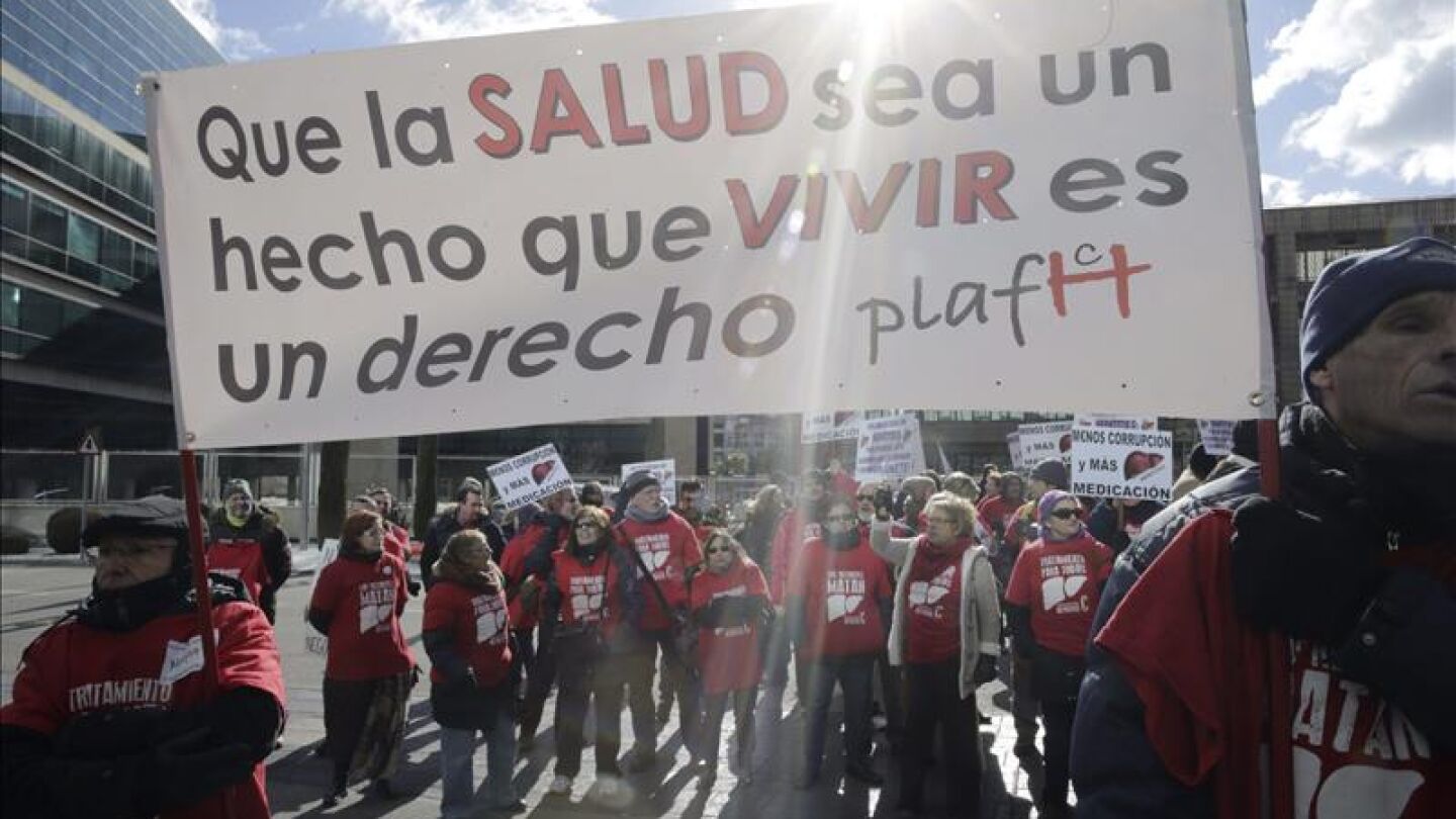 Enfermos de hepatitis C se manifiestan frente a laboratorio que fabrica Sovaldi