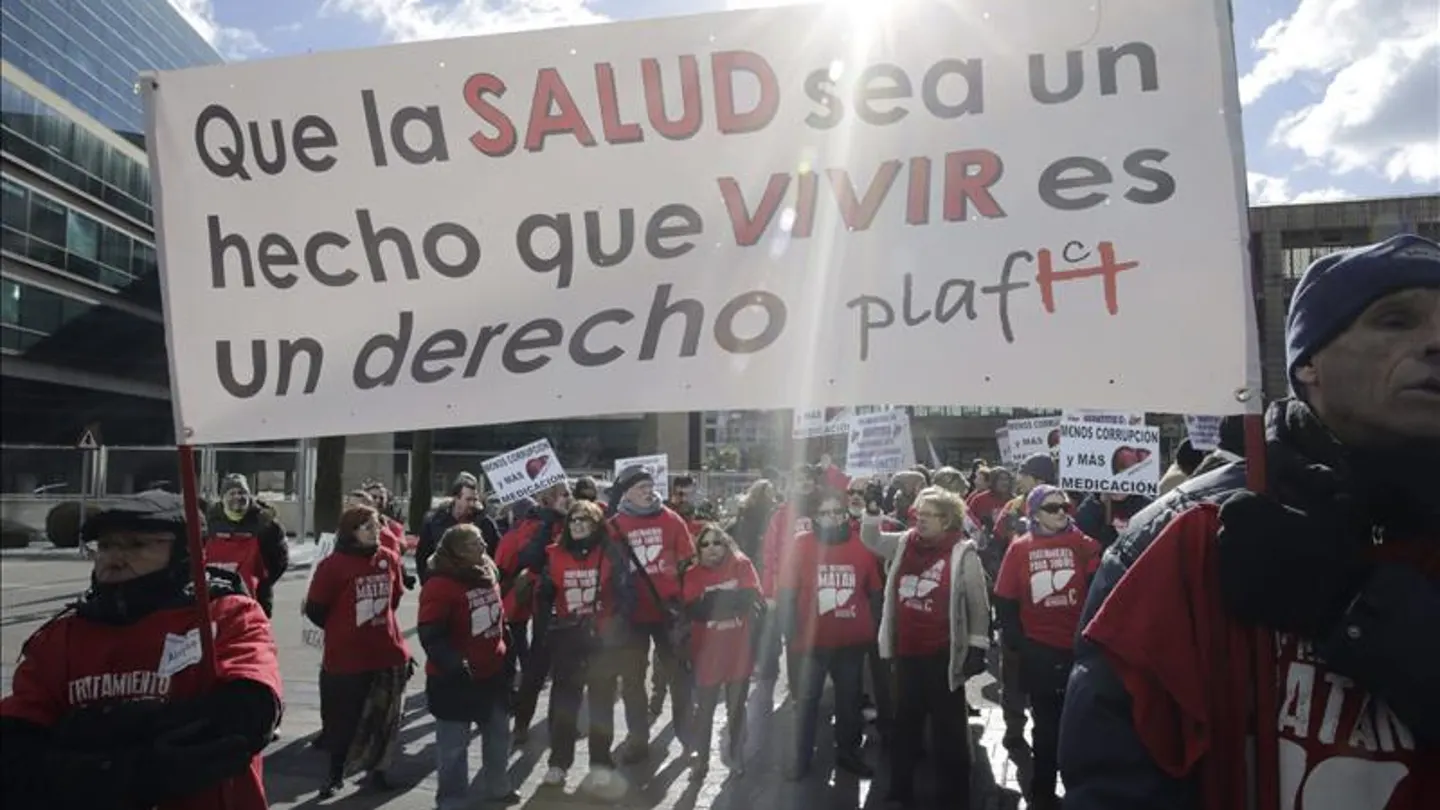Enfermos de hepatitis C se manifiestan frente a laboratorio que fabrica Sovaldi Enfermos de hepatitis C se manifiestan frente a laboratorio que fabrica Sovaldi
