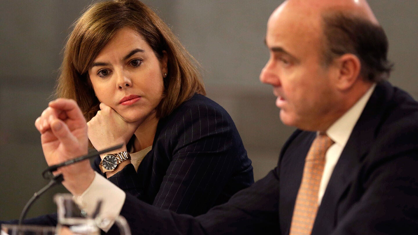 Soraya S&aacute;enz de Santamar&iacute;a, y el ministro de Econom&iacute;a, Luis de Guindos