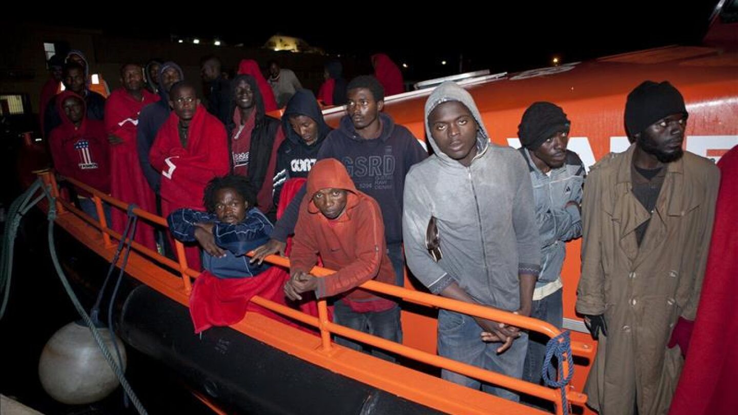  Un total de 17 inmigrantes subsaharianos localizados en la playa de Los Alemanes en C&aacute;diz 