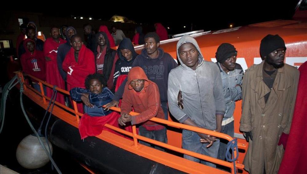  Un total de 17 inmigrantes subsaharianos localizados en la playa de Los Alemanes en Cádiz 