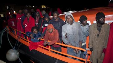  Un total de 17 inmigrantes subsaharianos localizados en la playa de Los Alemanes en Cádiz 