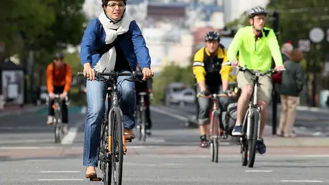 Ciclistas en bici por la ciudad Ciclistas en bici por la ciudad