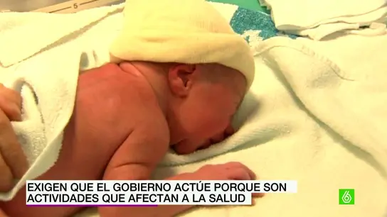 Un bebé sobre una toalla Un bebé sobre una toalla