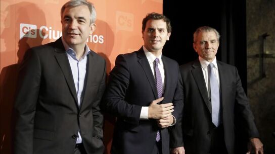 Albert Rivera con Luis Garicano (izquierda) y Manuel Conthe (derecha)