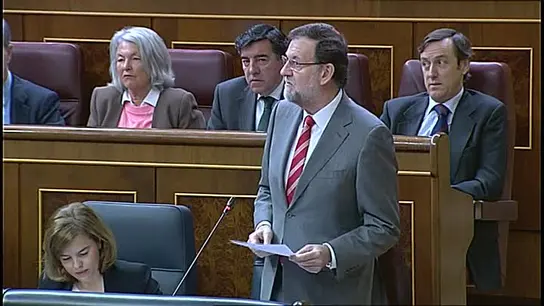 Rajoy a Sánchez: "La diferencia entre ustedes y nosotros es que cuando gobiernan hacen lo contrario de lo que dicen" Rajoy a Sánchez: "La diferencia entre ustedes y nosotros es que cuando gobiernan hacen lo contrario de lo que dicen"