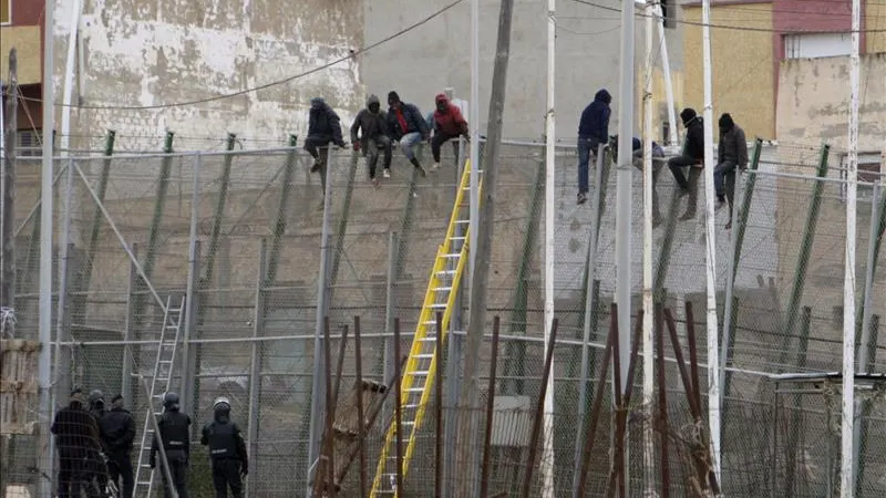 Decenas de subsaharianos entran en Melilla en un nuevo salto a la valla