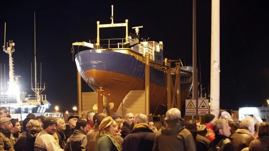 Polémico barco colocado en una rotonda de Vigo Polémico barco colocado en una rotonda de Vigo