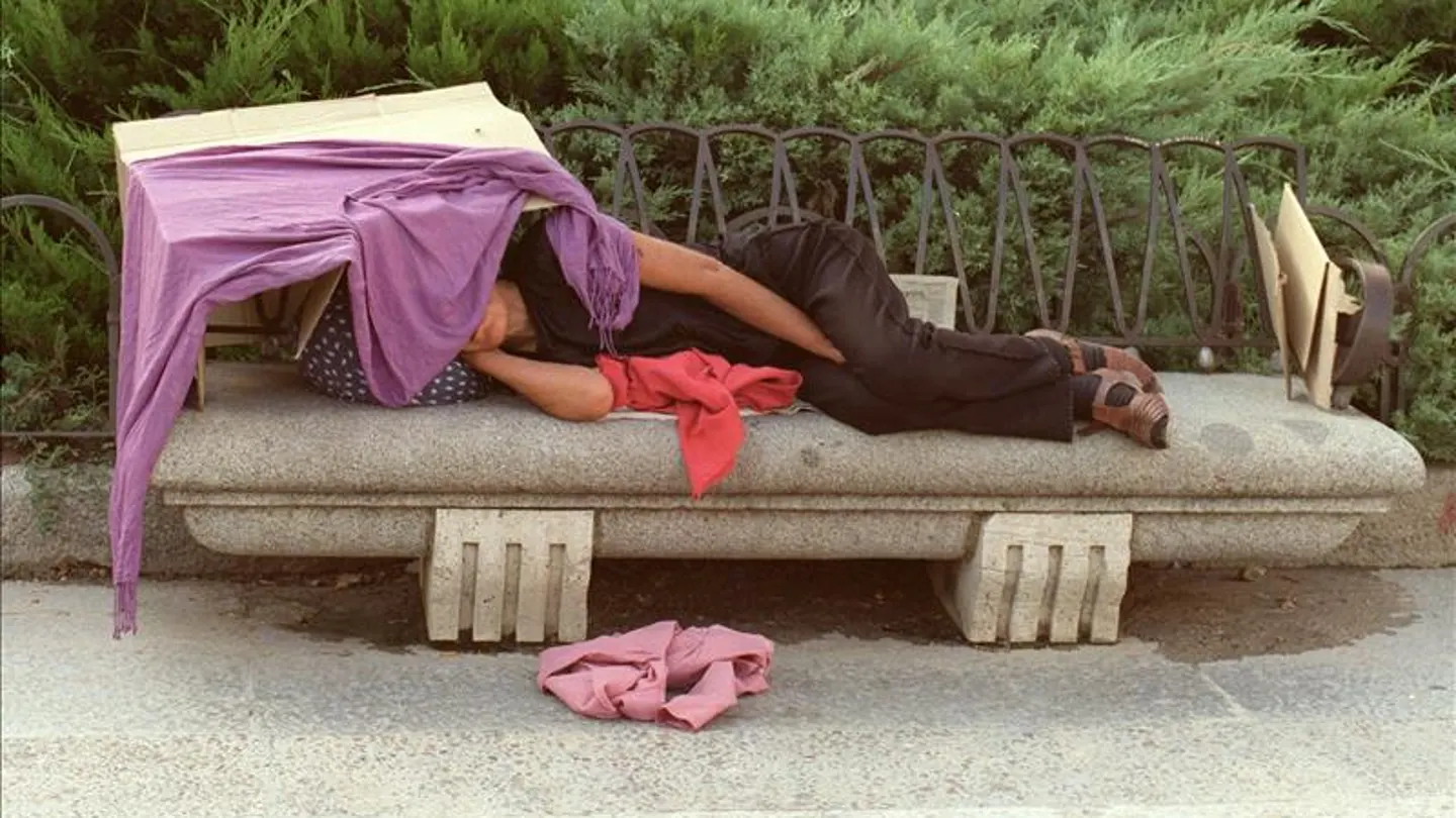 Una persona duerme en un improvisado refugio, imagen de archivo Una persona duerme en un improvisado refugio, imagen de archivo