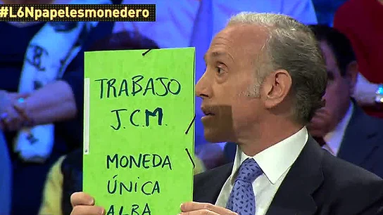 Inda muestra una carpeta con el supuesto trabajo de Monedero Inda muestra una carpeta con el supuesto trabajo de Monedero