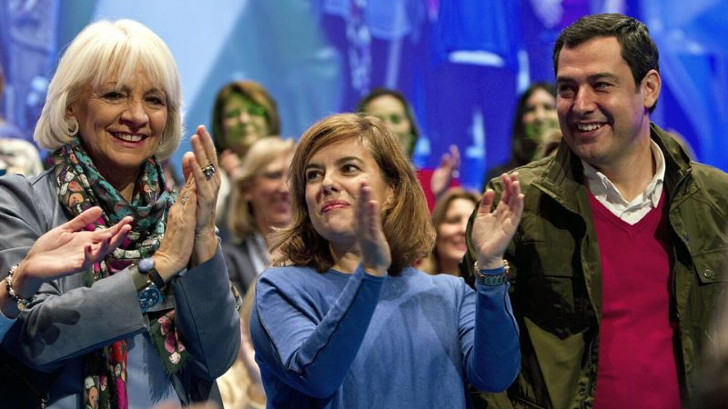 Juanma Moreno junto a Soraya S&aacute;enz de Santamar&iacute;a y la alcadesa de C&aacute;diz, Te&oacute;fila Mart&iacute;nez