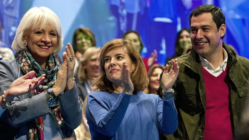 Juanma Moreno junto a Soraya Sáenz de Santamaría y la alcadesa de Cádiz, Teófila Martínez