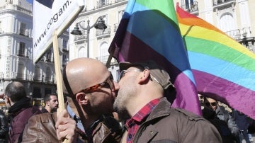 Asistentes a la 'besada' convocada por el colectivo LGTB de Madrid