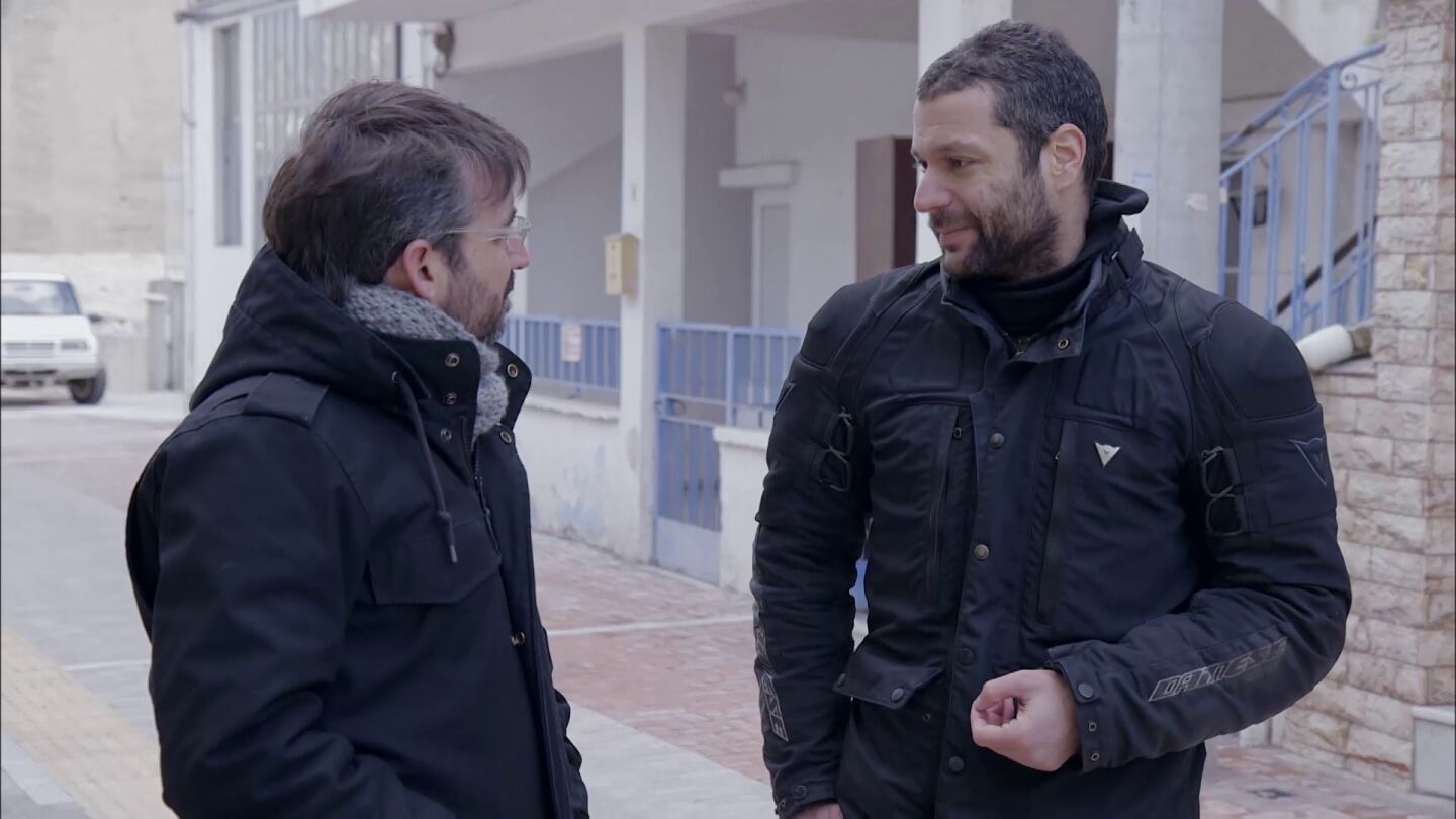 Stratis Benekos con Jordi &Eacute;vole, en 'Salvados'