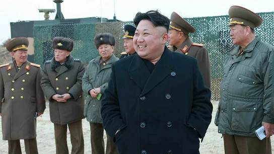 Kim Jong-un rodeado de su ejército Kim Jong-un rodeado de su ejército