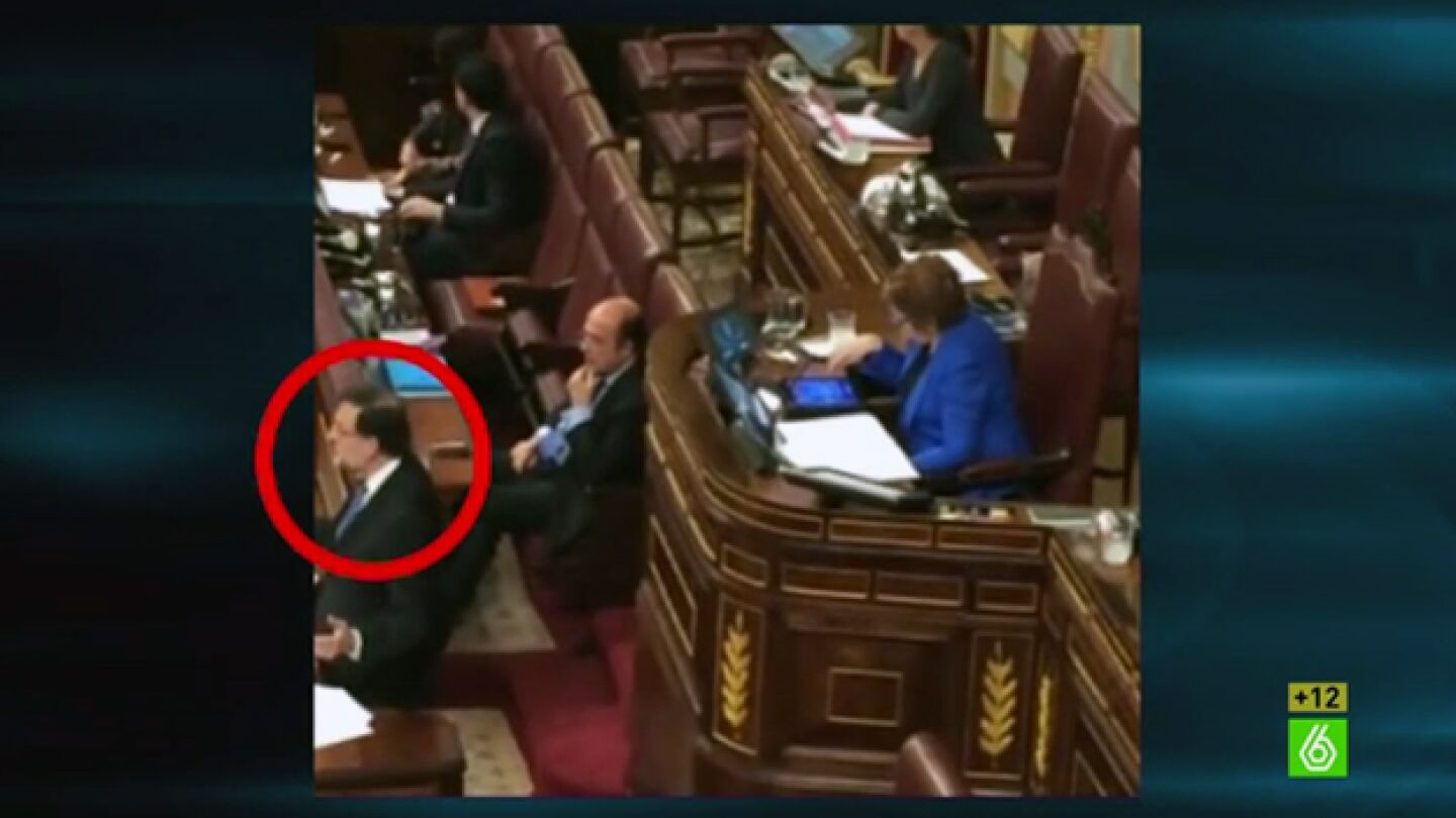 Celia Villalobos jugando al Candy Crush 