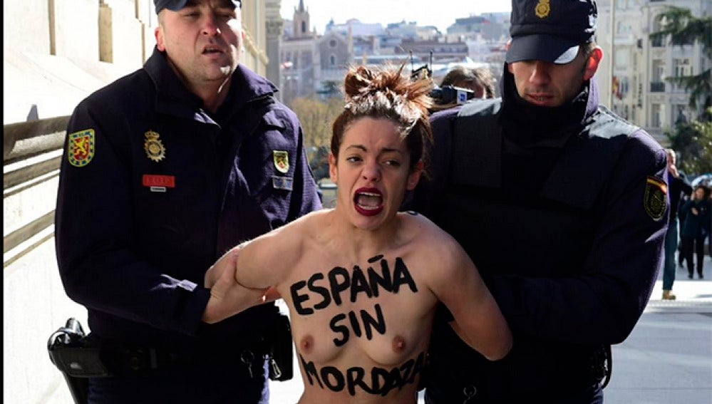 Una integrante de Femen en el Congreso.