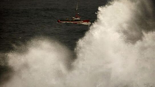 Un pesquero entra en el puerto de A Coru&ntilde;a