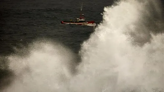 Un pesquero entra en el puerto de A Coruña Un pesquero entra en el puerto de A Coruña