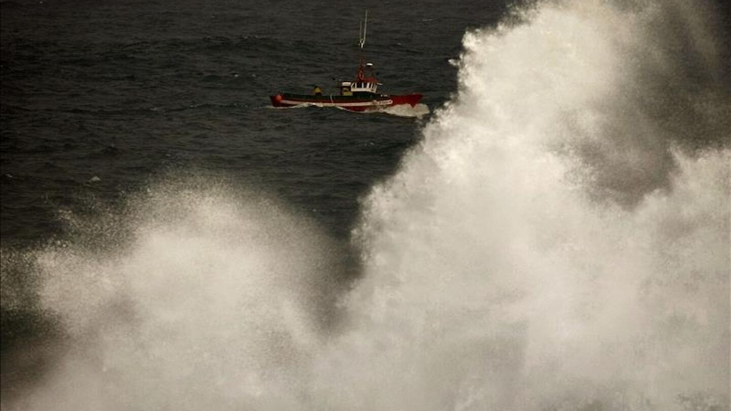 Un pesquero entra en el puerto de A Coru&ntilde;a
