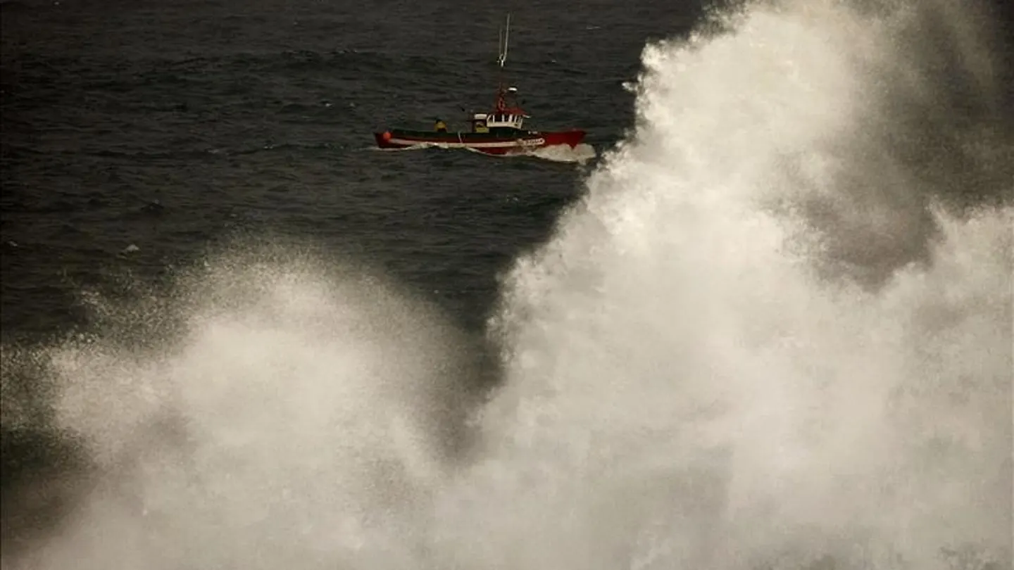 Un pesquero entra en el puerto de A Coruña Un pesquero entra en el puerto de A Coruña