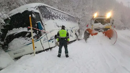 Un autobús se sale de la calzada en Escarrilla Un autobús se sale de la calzada en Escarrilla