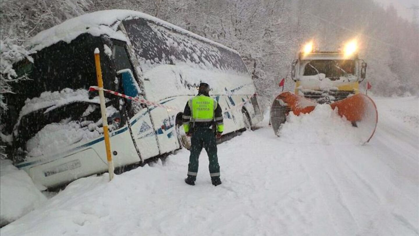 Un autob&uacute;s se sale de la calzada en Escarrilla