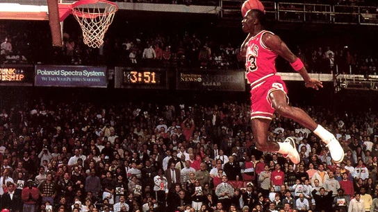 Michael Jordan saltando hacia el aro Michael Jordan saltando hacia el aro