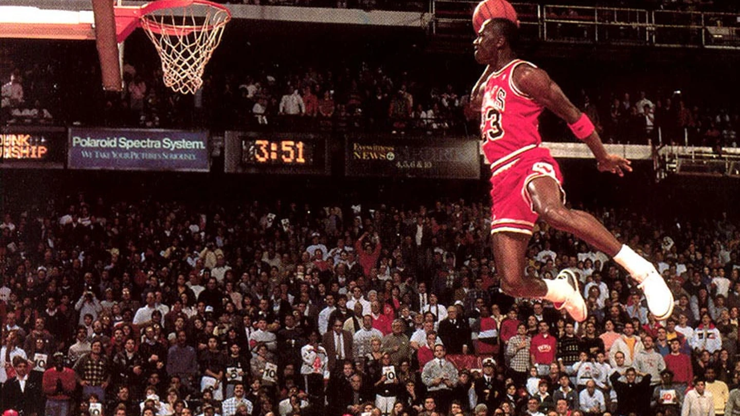 Michael Jordan saltando hacia el aro Michael Jordan saltando hacia el aro