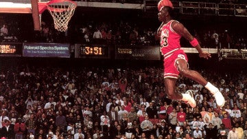 Michael Jordan saltando hacia el aro
