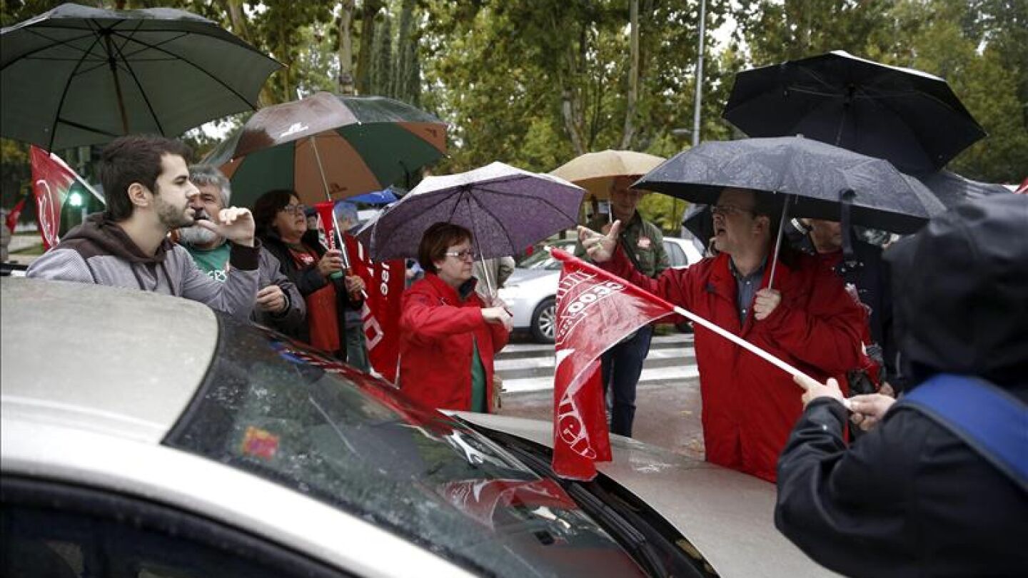 Grupo de estudiantes frente a la facultad de Medicina de la Universidad Complutense de Madrid
