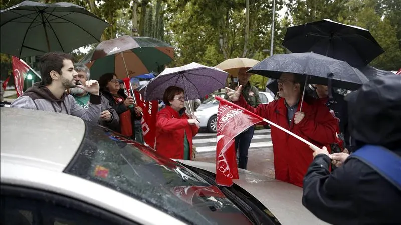 Grupo de estudiantes frente a la facultad de Medicina de la Universidad Complutense de Madrid