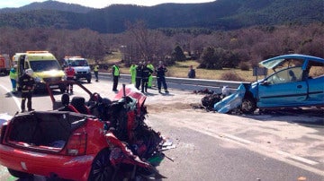 Estado de los vehículos tras el accidente en Ávila en el que han fallecido 5 personas.