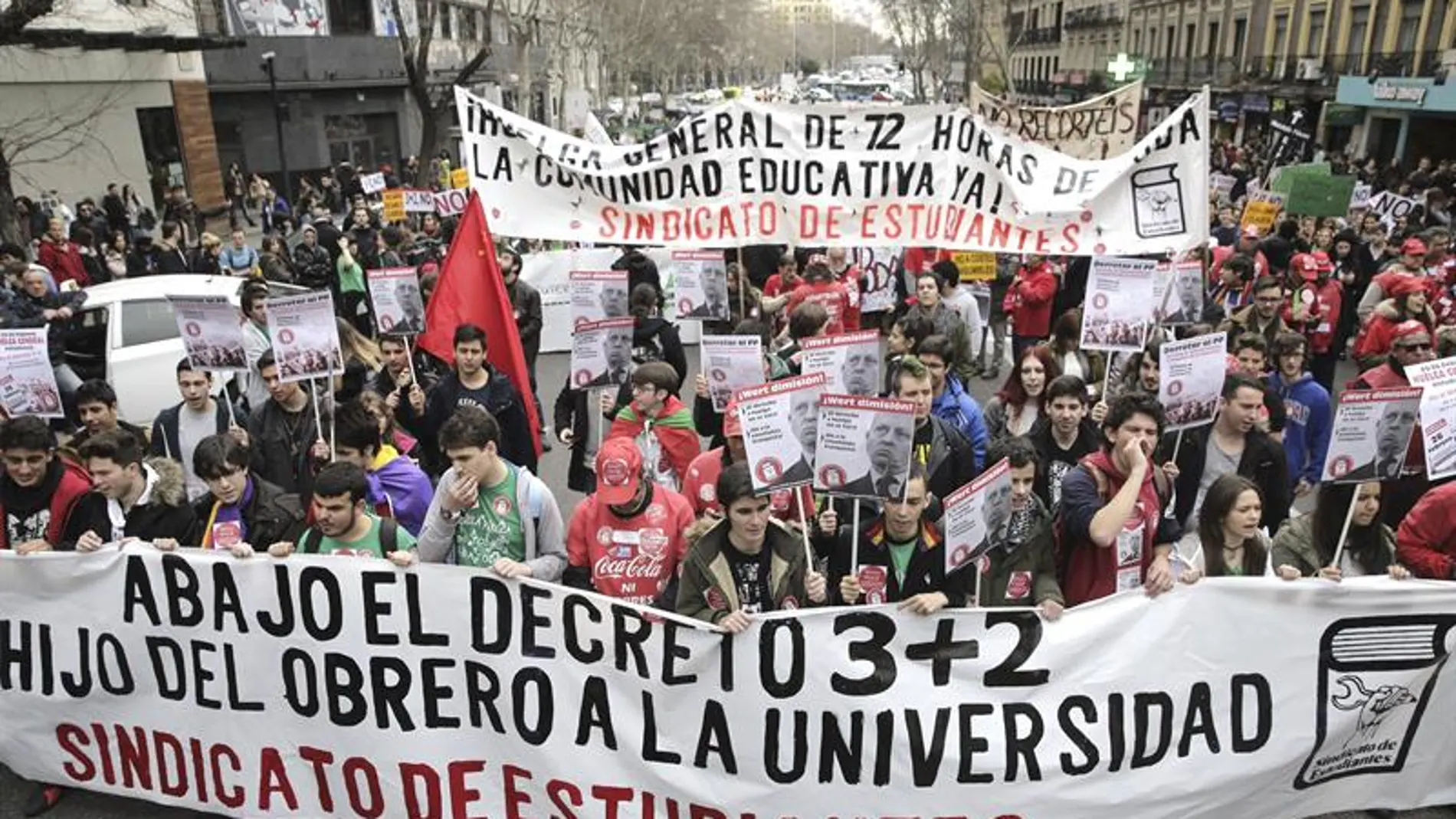 Cientos de estudiantes durante la manifestación de Madrid