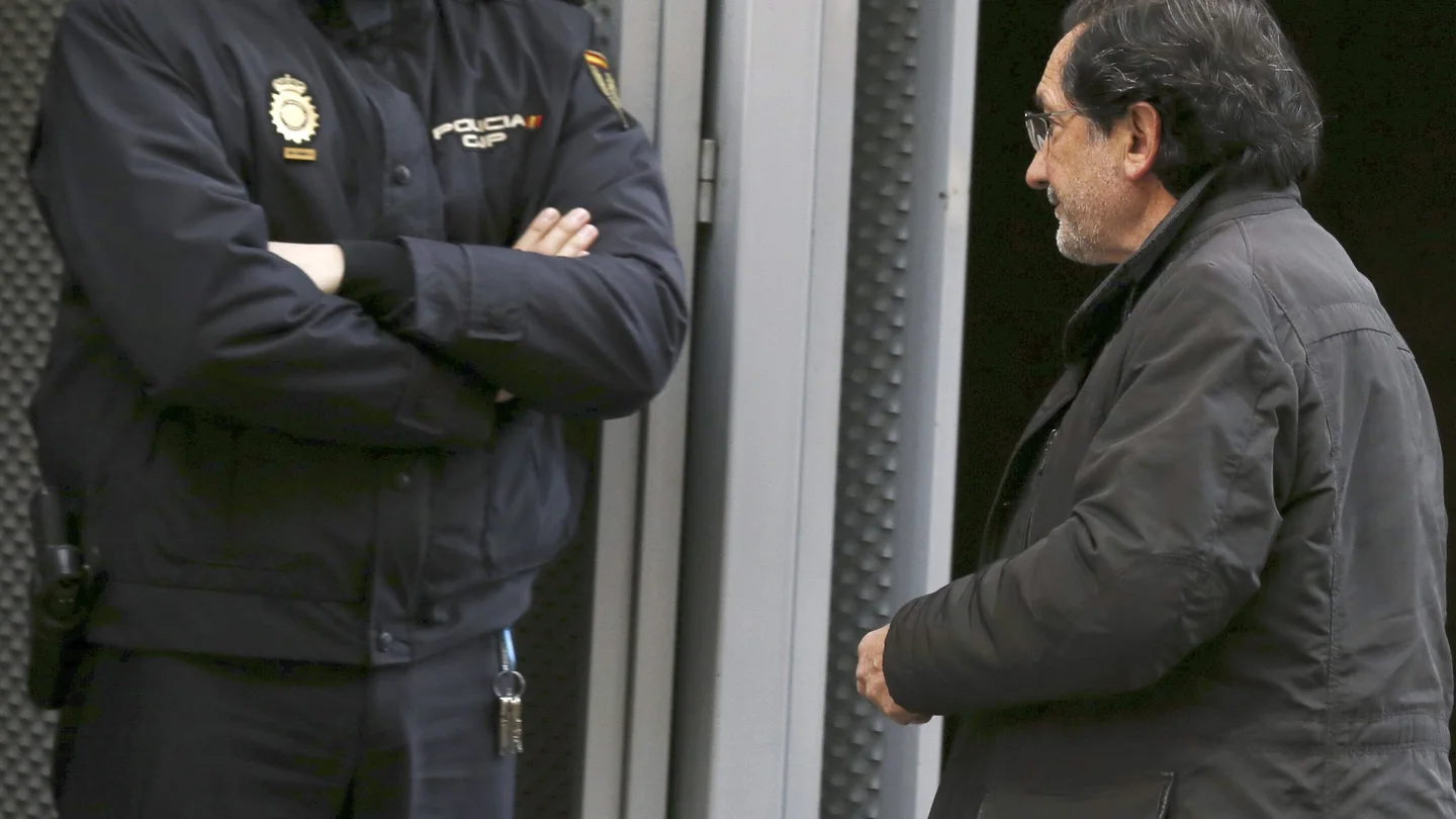 El juez impone fianzas de 4,3 millones a 21 imputados por las tarjetas opacas El juez impone fianzas de 4,3 millones a 21 imputados por las tarjetas opacas