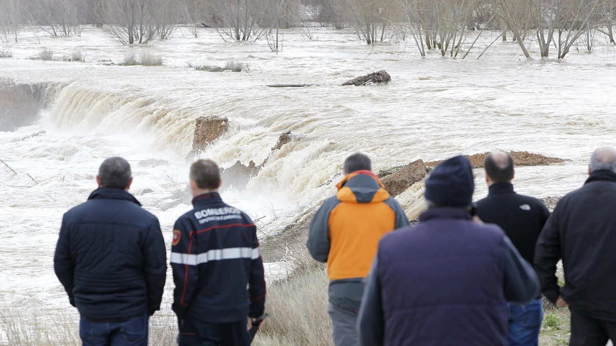 Vecinos de Pradilla tras la crecida del Ebro