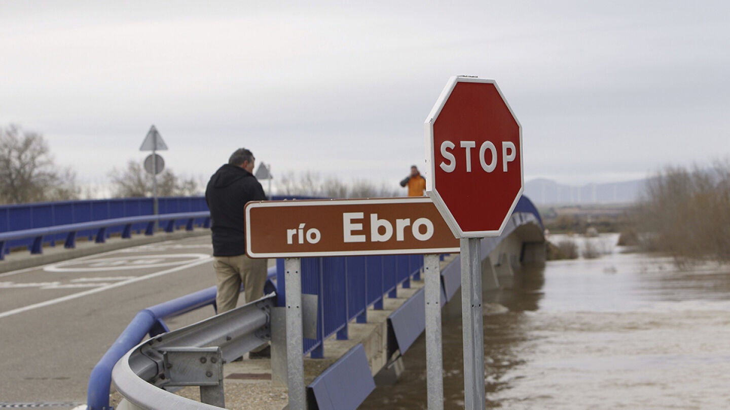 Alerta en Zaragoza por la mayor crecida del Ebro desde hace ocho a&ntilde;os