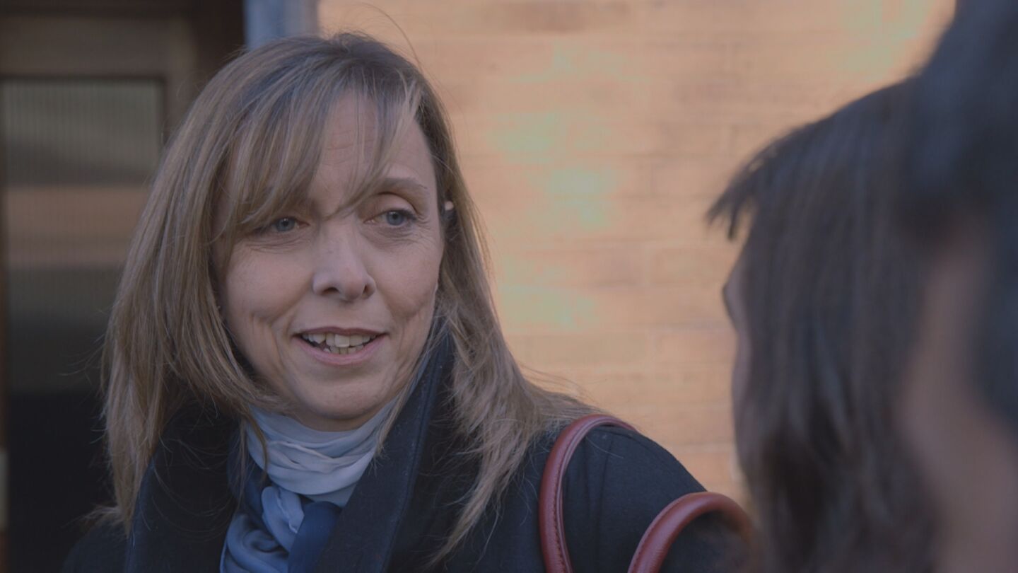 Las madres hablan en la puerta del colegio