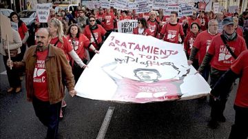 Unas 4.000 personas exigen al Gobierno que financie los fármacos de hepatitis C
