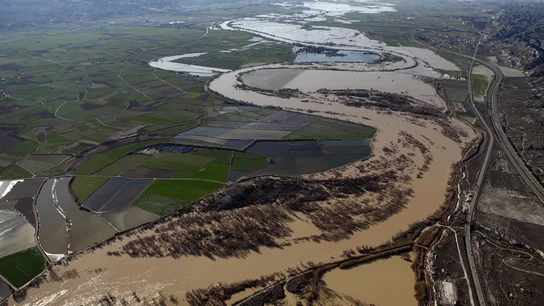 El caudal del Ebro alcanza los 5'6 metros y supera las previsiones El caudal del Ebro alcanza los 5'6 metros y supera las previsiones