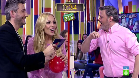 Marta S&aacute;nchez juega al juego del helio