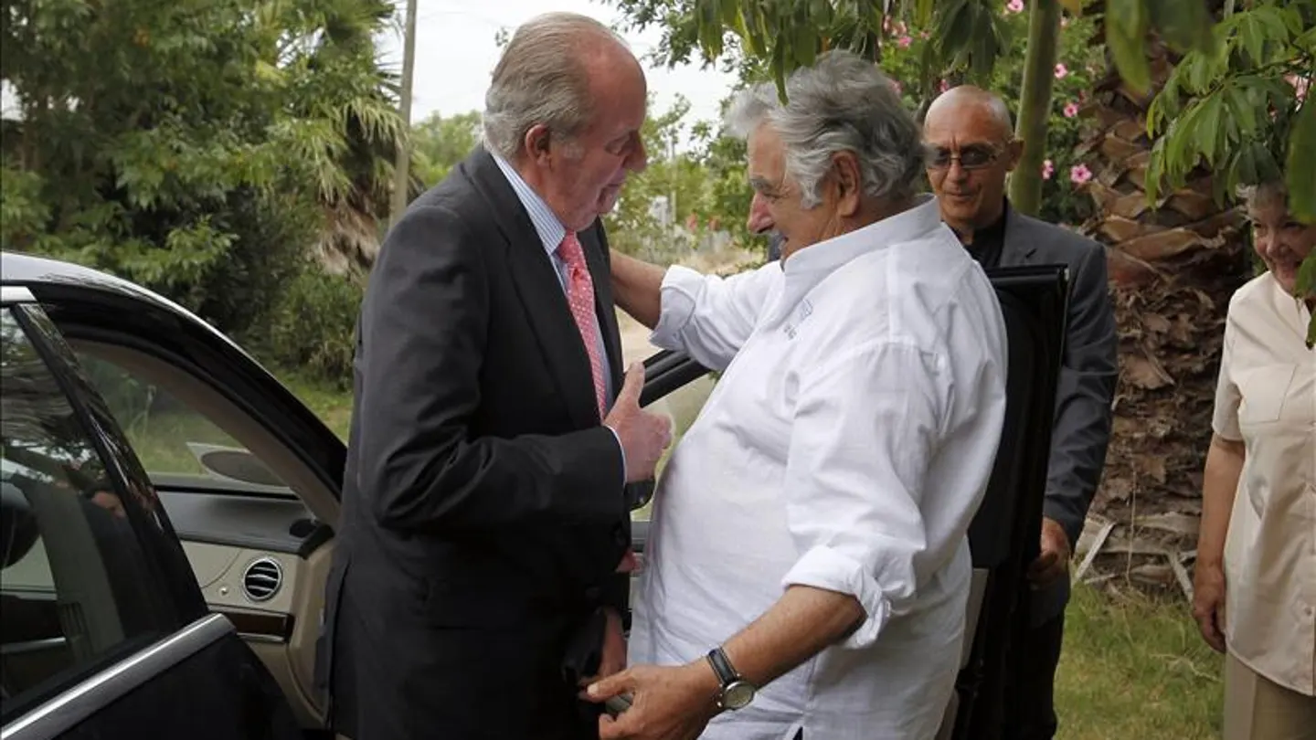 El rey Juan Carlos visita al expresidente Mujica El rey Juan Carlos visita al expresidente Mujica
