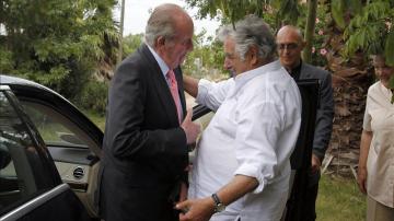 El rey Juan Carlos visita al expresidente Mujica