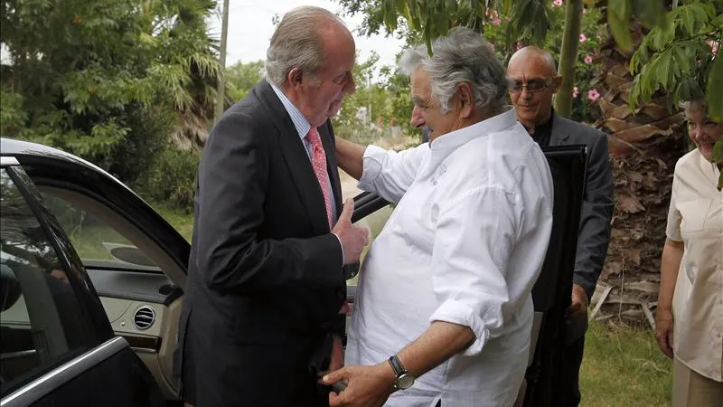 El rey Juan Carlos visita al expresidente Mujica