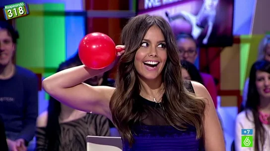 Cristina Pedroche infla un globo con la oreja Cristina Pedroche infla un globo con la oreja