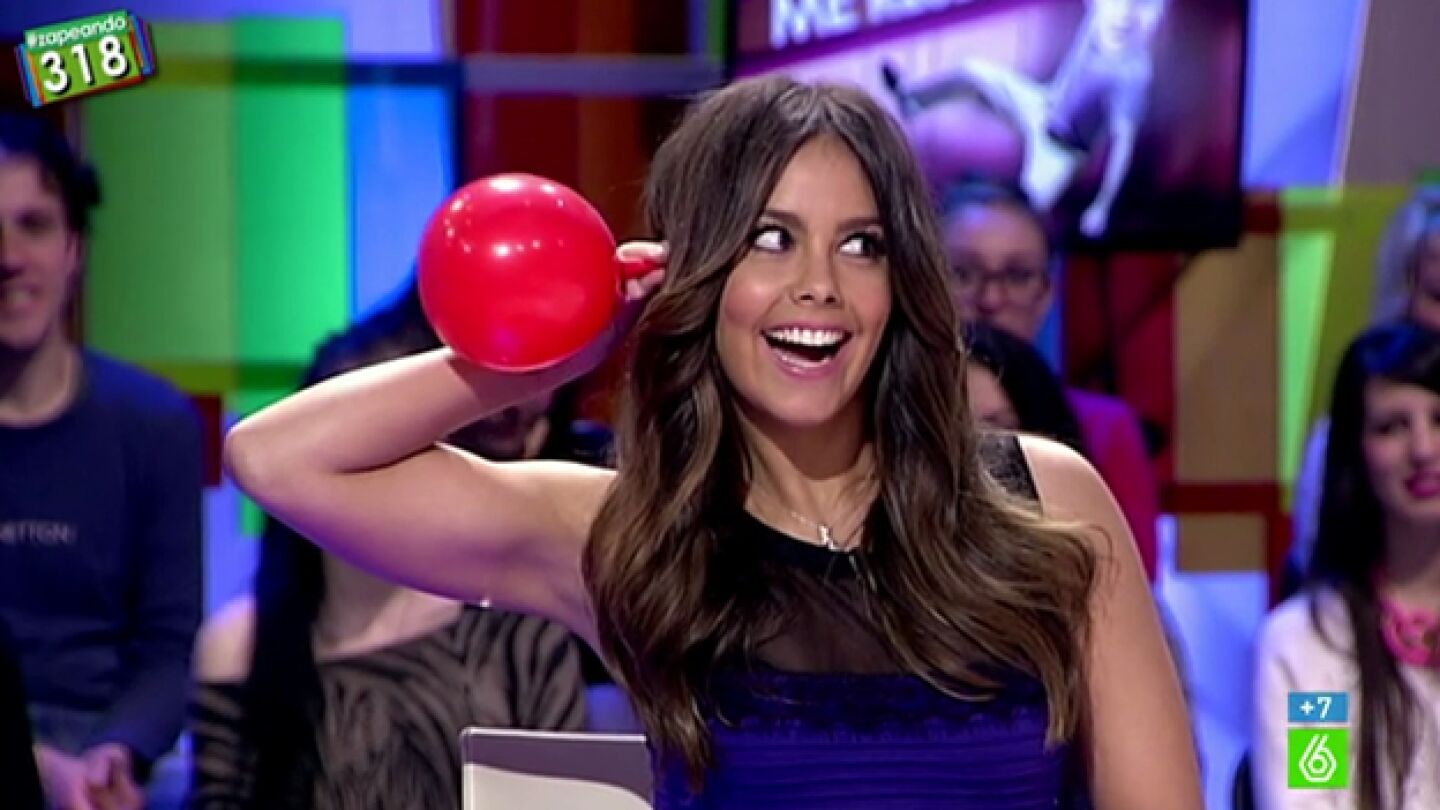 Cristina Pedroche infla un globo con la oreja