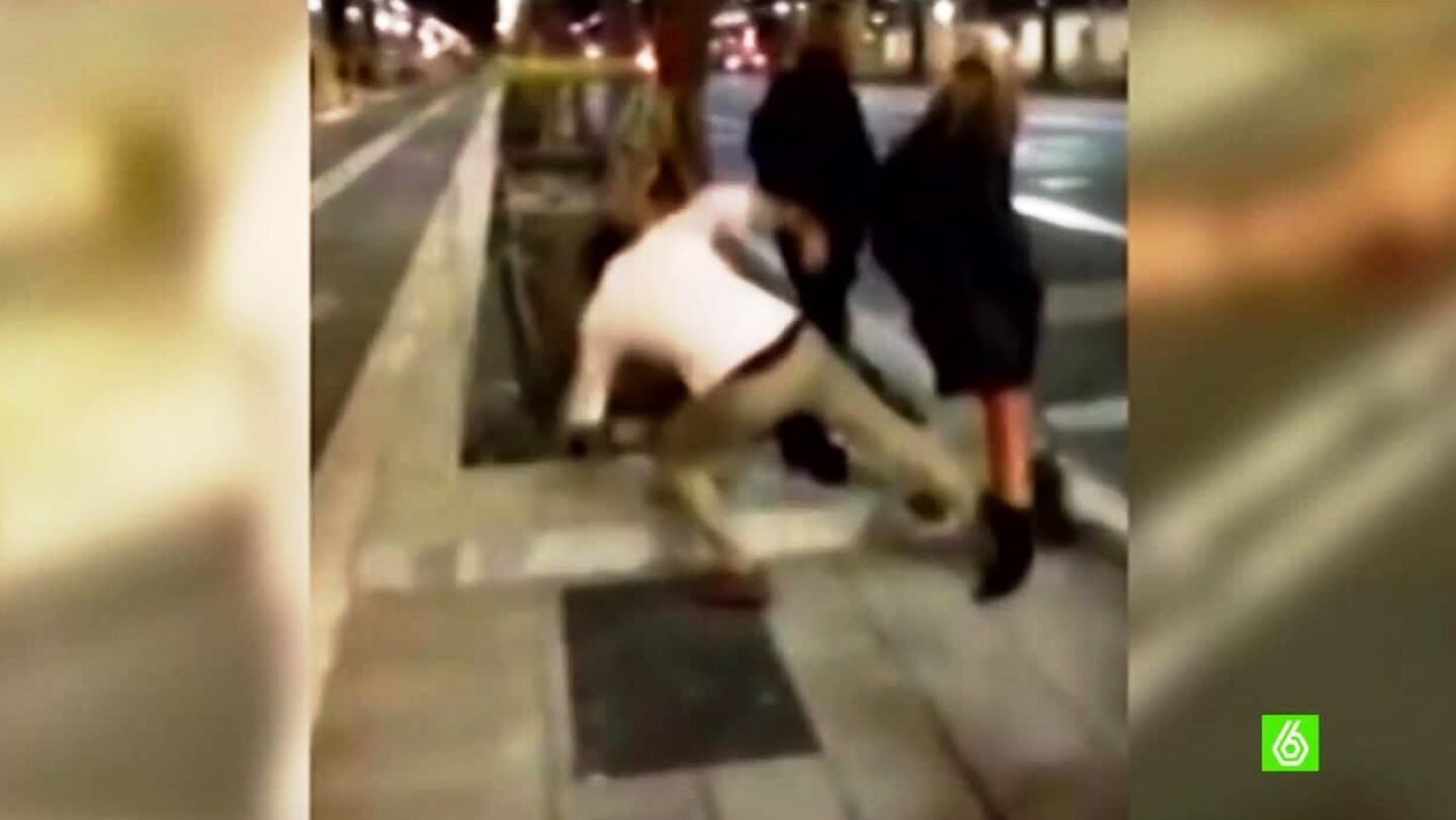 Captura de la brutal patada por la espalda de Mario Garc&iacute;a a una joven en la Diagonal