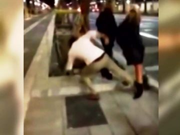 Captura de la brutal patada por la espalda de Mario García a una joven en la Diagonal Captura de la brutal patada por la espalda de Mario García a una joven en la Diagonal