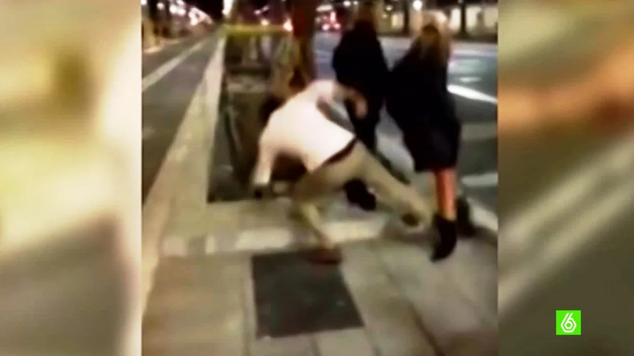 Captura de la brutal patada por la espalda de Mario García a una joven en la Diagonal